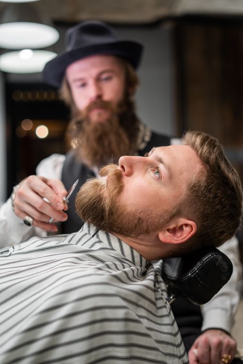 Barbero afeitando a un cliente