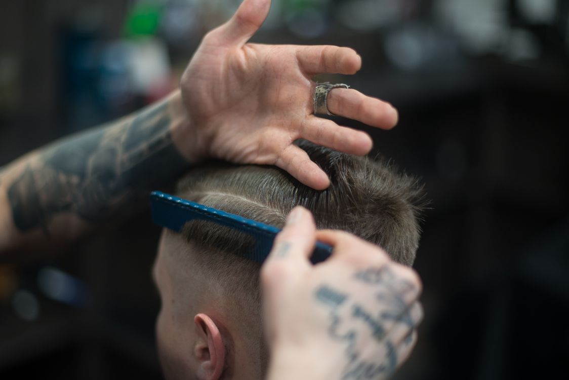 Barbero trabajando un corte con detalle