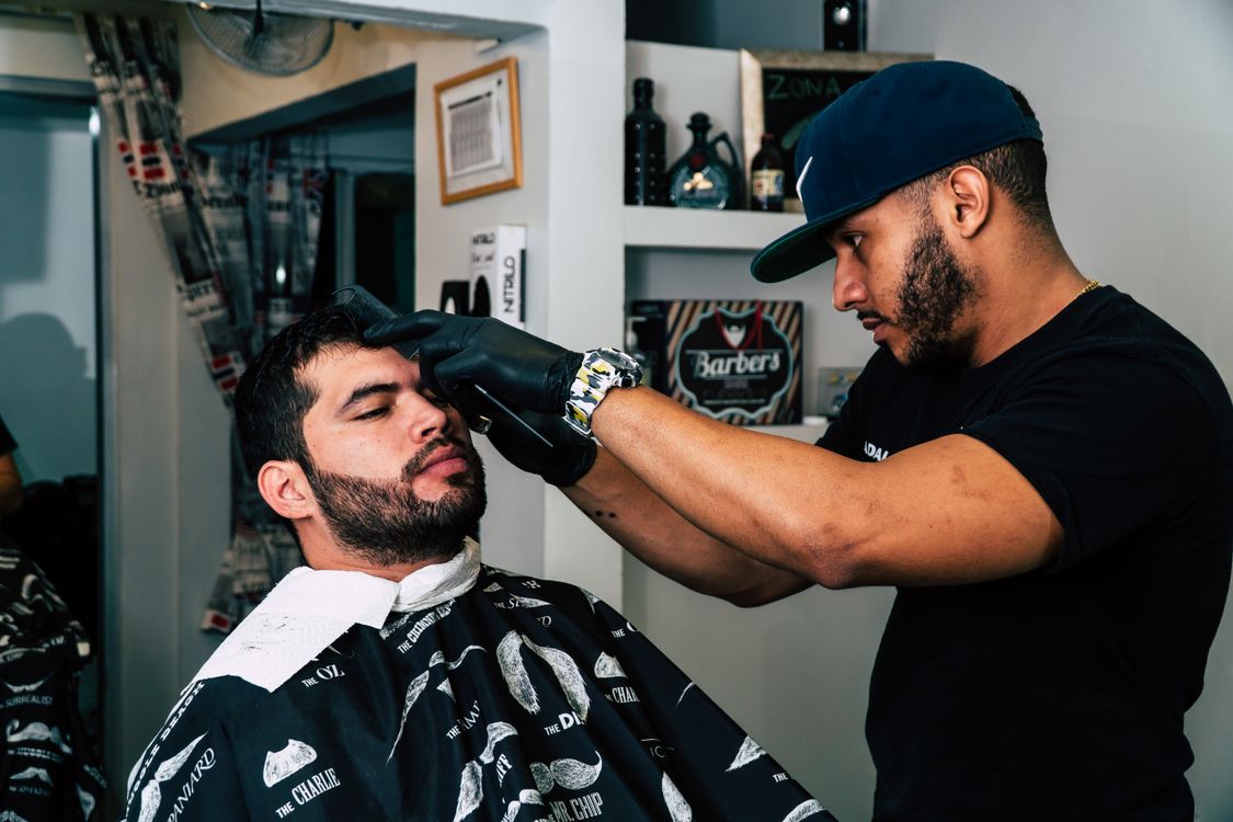 Cliente recibiendo un corte de cabello
